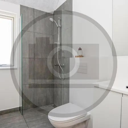 4 Bedroom Awesome In *