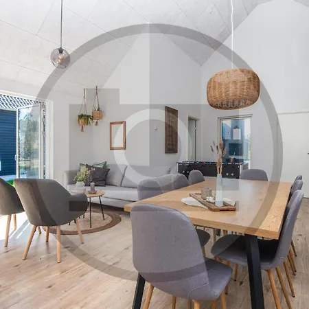 Dom wakacyjny 4 Bedroom Awesome In